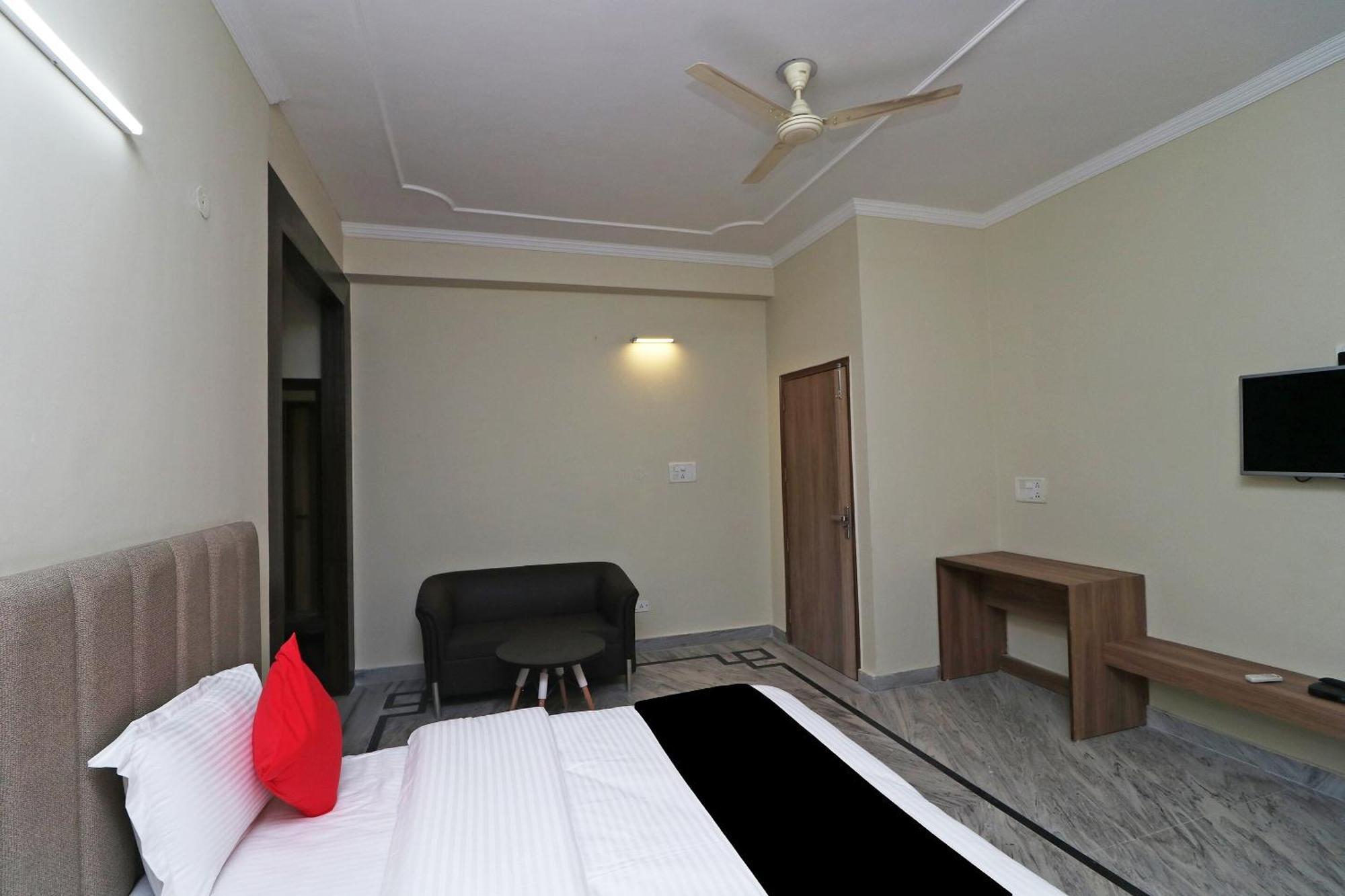 Hotel Capital O 29330 Esscon House Gurgaon Exterior foto