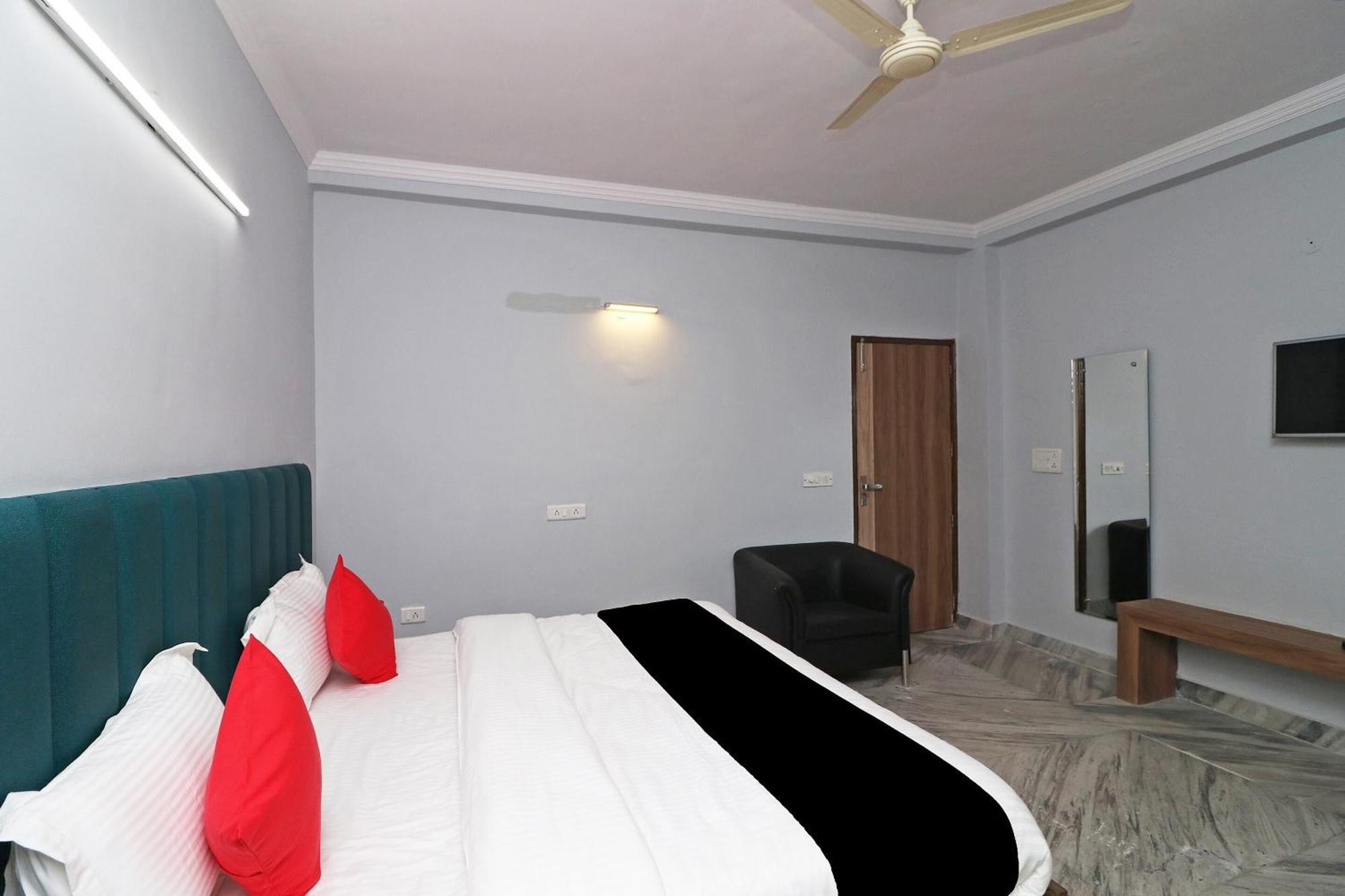Hotel Capital O 29330 Esscon House Gurgaon Exterior foto